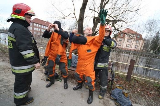 Straz Pozarna wyciąga drzewo z rzekiStraz Pozarna wyciąga drzewo z rzeki