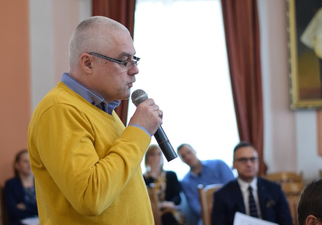 Piotr Pajda, dyrektor MOSiR broniąc projektu mówił, że w tej dotacji chodzi o szkolną formę sportu, a nie klubową.