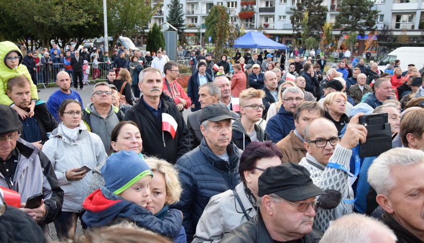 Andrzej Duda – skandowali sympatycy prezydenta RP w Oświęcimiu. Konstytucja – grzmiał KOD  