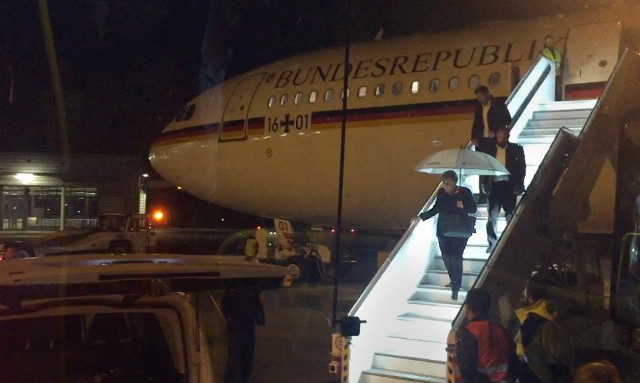 Kanclerz Angela Merkel wysiada z samolotu "Konrad Adenauer" na lotnisku w Kolonii