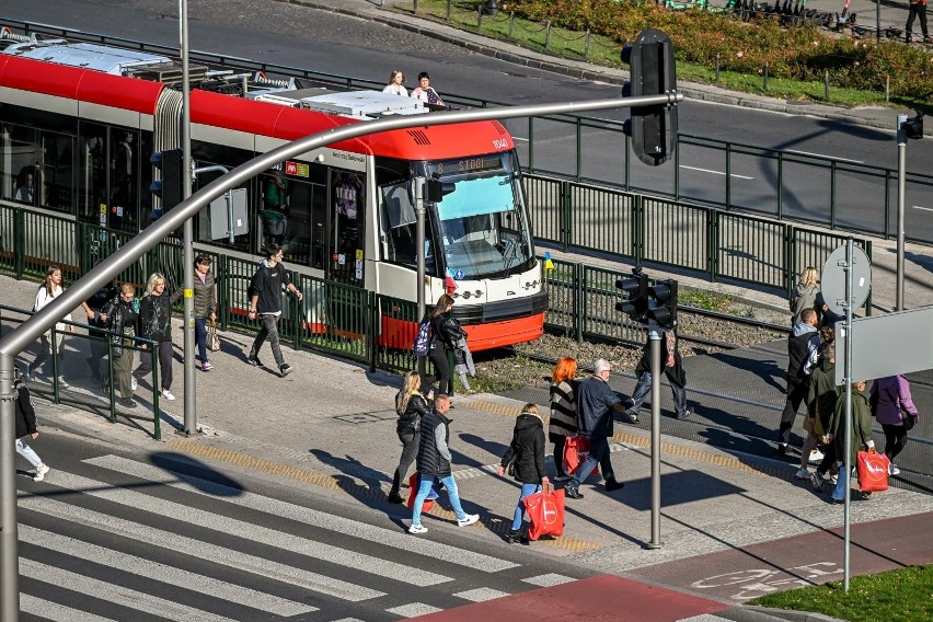 Korekty w powszednich rozkładach jazdy linii tramwajowych:...