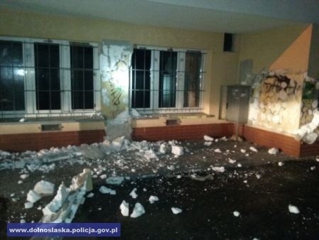 Podczas wakacji zdemolowali szkołę, bo chcieli "poskubać" styropian. Straty na 3 tys. zł (FOTO)