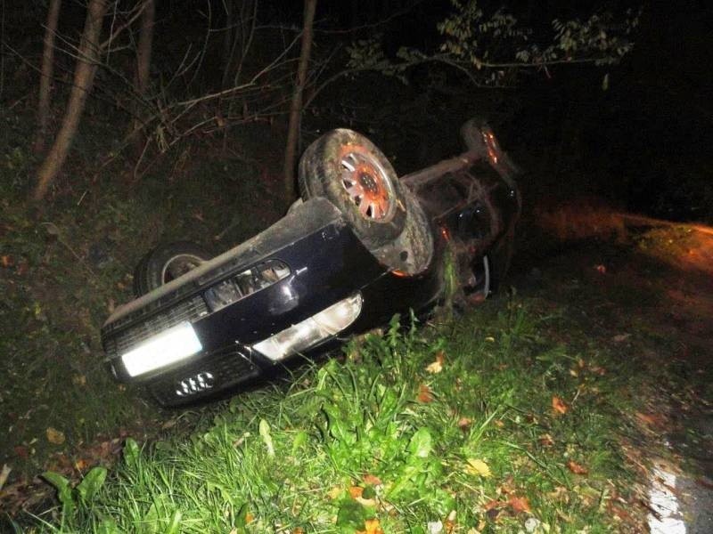 Krynica-Zdrój. Dachowanie samochodu osobowego w Polanach. Na drogę wbiegła sarna