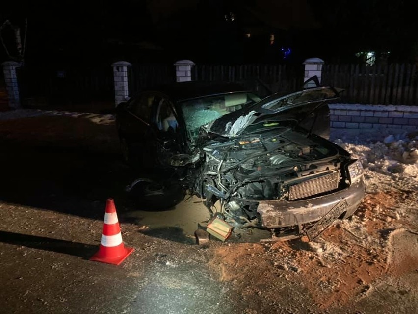 Wypadek w gminie Wielka Wieś. Samochód rozbił się o drzewo