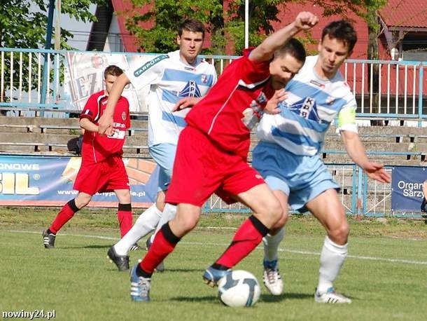 Paweł Fydrych (z prawej) reprezentuje barwy Karpat Krosno.