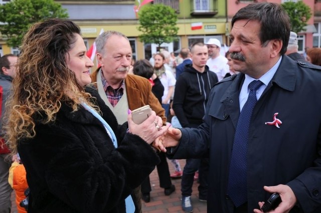 Senator Dorota Arciszewska-Mielewczyk i poseł Janusz Śniadek podczas wizyty na chojnickim rynku