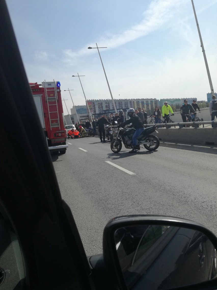 - Wypadek motocyklisty na moście Zamkowym w Rzeszowie. Robi...