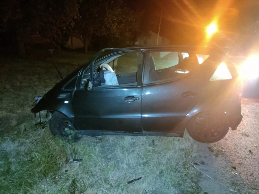 Wypadek w Starym Kobylniku w gminie Stara Błotnica. Pijany kierowca uderzył w drzewo, mężczyzna został odwieziony do szpitala