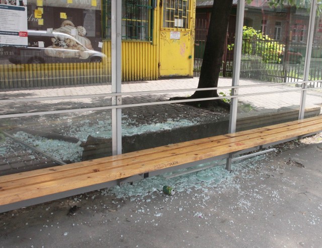 Ktoś zniszczył przystanek w Radomiu na ulicy 25 Czerwca.