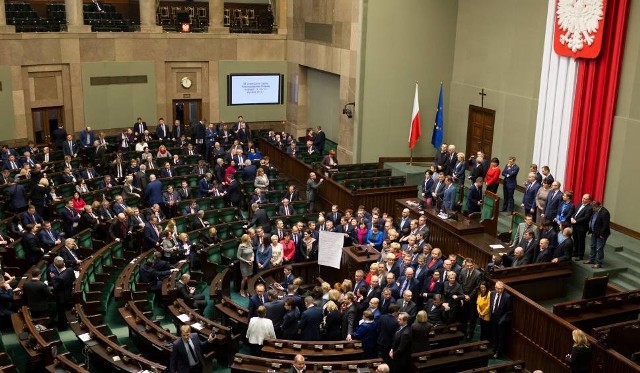 12 stycznia − przewodniczący PO Grzegorz Schetyna poinformował, że jego partia zawiesza protest w Sejmie