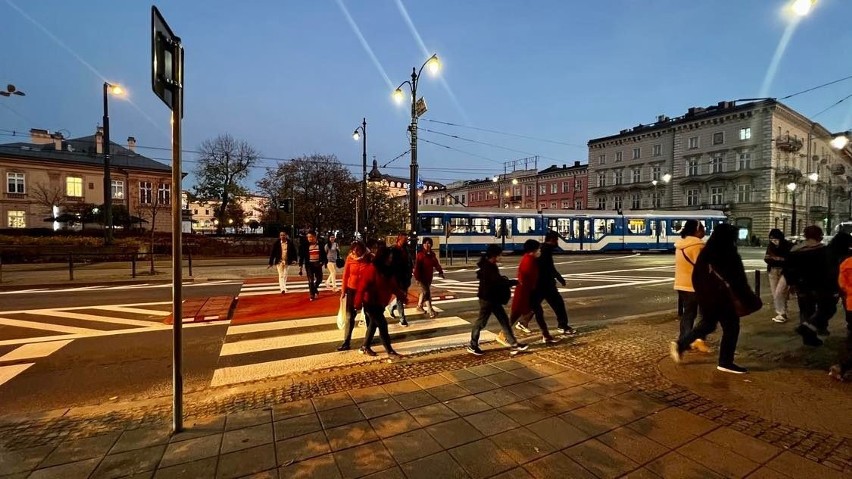 Nowe przejście dla pieszych pod galerią w Krakowie już jest. I wywołuje emocje