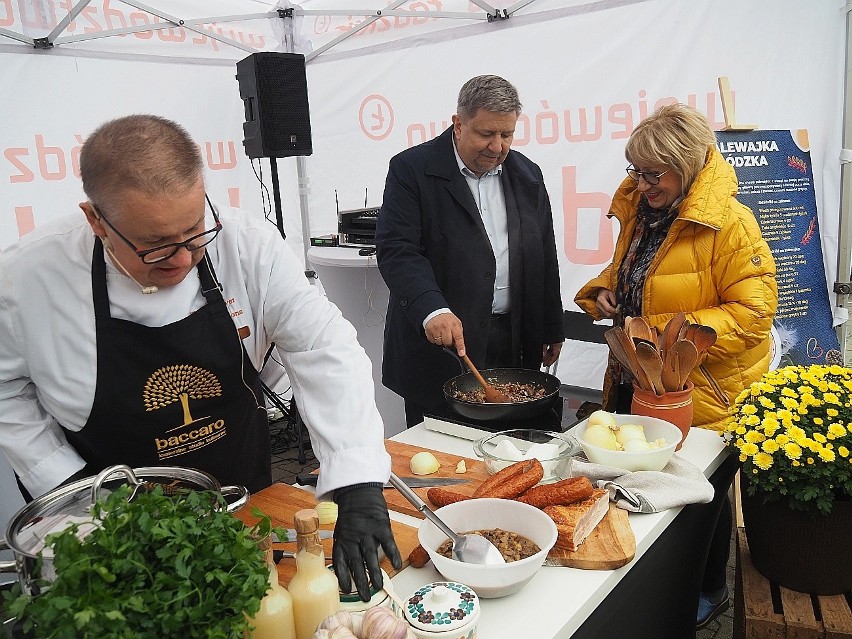 Wspólne gotowanie zalewajki na Ryneczku Wojewódzkim przy Porcie Łódź. Mieszkańcy co sobotę zaopatrują się w produkty od lokalnych rolników 