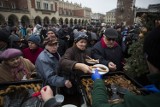 Na krakowskim Rynku wigilia dla bezdomnych i potrzebujących [ZDJĘCIA, WIDEO]