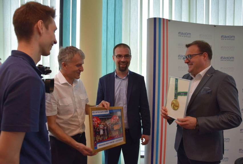 Prezydent Radomia pogratulował siatkarzom RCS Cerradu Czarnych tytułu Młodzieżowego Mistrza Polski