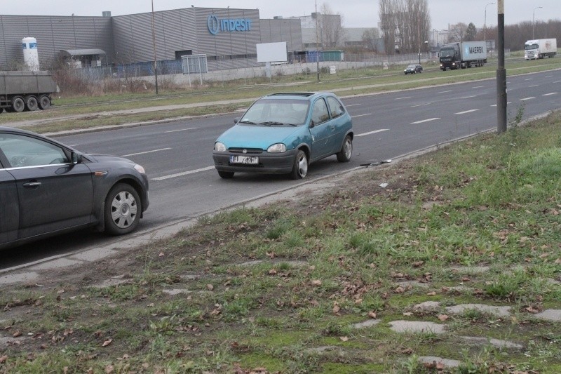 Wypadek na Lodowej. Opel przewrócił się na bok