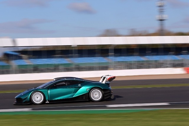 Arrinera HussaryaHussarya jest napędzana silnikiem LS7 V8 rozwijającym w zależności od ustawień od 420 KM do 650 KM. Jednostka współpracuje z sześciobiegową, sekwencyjną przekładnią wyścigową Hewland, obsługiwaną za pośrednictwem manetek umieszczonych przy kierownicy.Fot. Arrinera