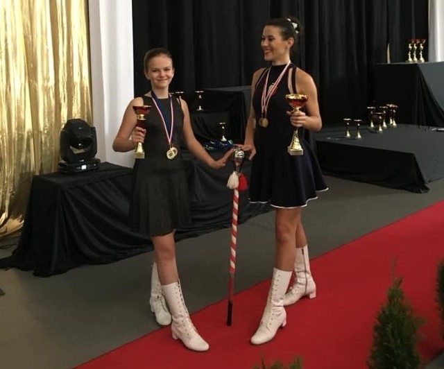 Od lewej: Iga Dziewit i Angelika Toporek wróciły z Ostrołęckich zawodów tanecznych z trzema medalami.