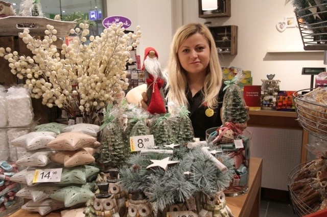 Katarzyna Stoppa ze sklepu w centrum przy al. Piłsudskiego prezentuje asortyment bożonarodzeniowych produktów, który od kilku dni jest w sprzedaży.
