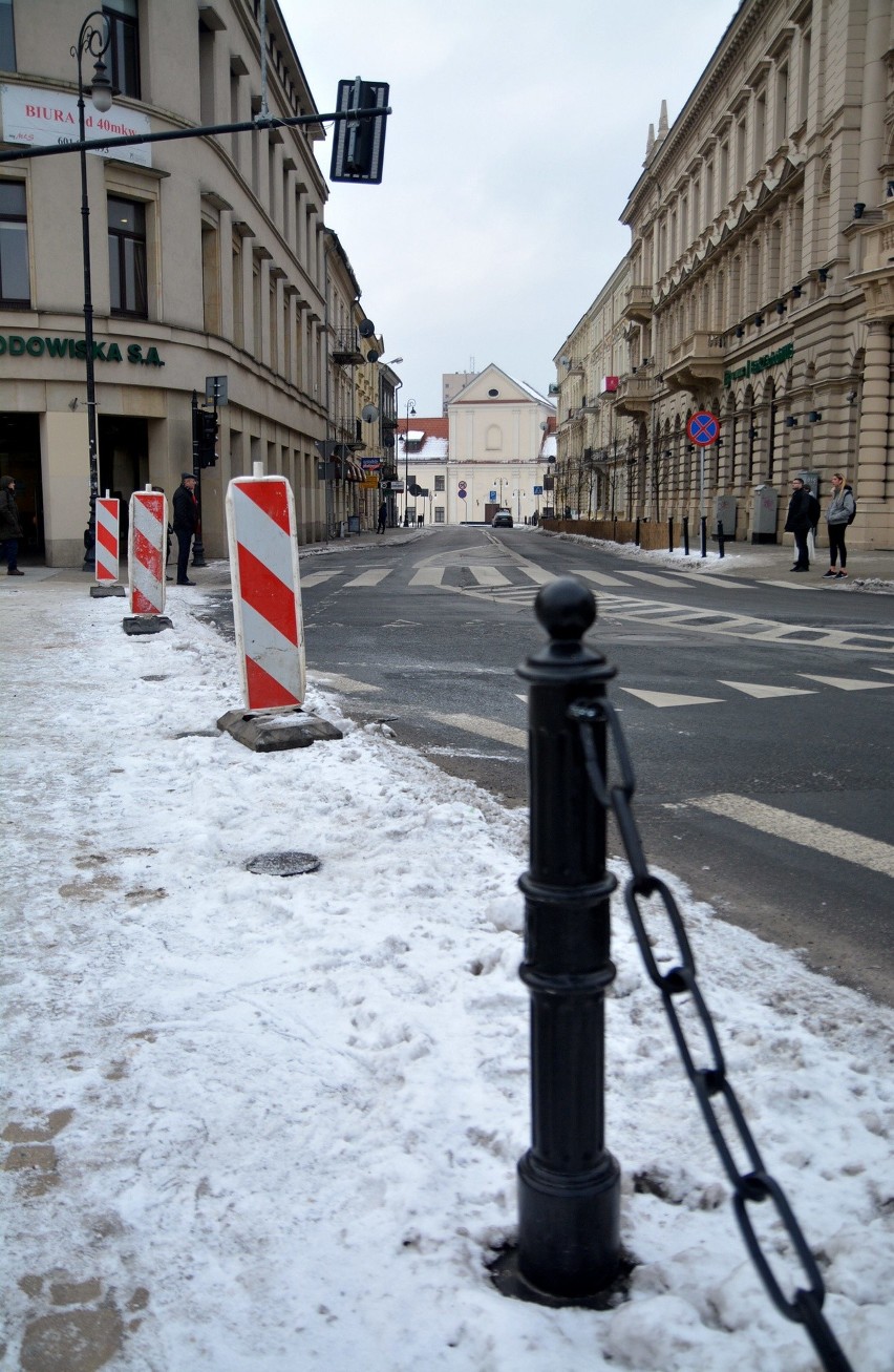 Pl. Litewski. Auto wpadło w ogrodzenie wzdłuż chodnika [ZDJĘCIA]