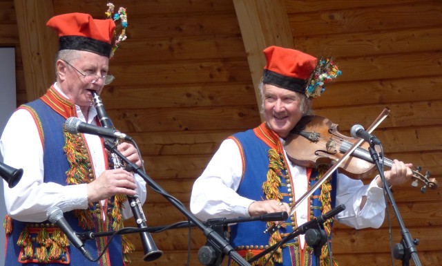 43. Buskie Spotkania z Folklorem zainaugurowała kapela Buskowianie. Tempo utworu-sygnałówki "Polka od Piasku" podkręcali Zdzisław Kwaśniewski (z prawej) i Adam Skotnicki, który na sobotnią imprezę przyleciał... prosto ze Stanów Zjednoczonych.