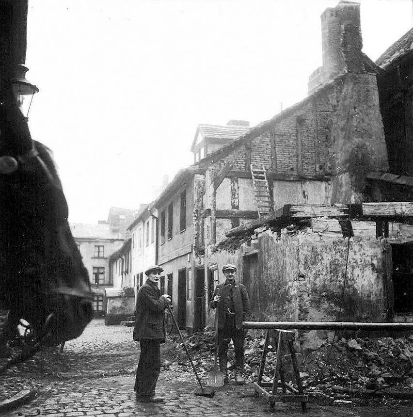 Prace przy rozbiórce budynku, ok. 1933 r.