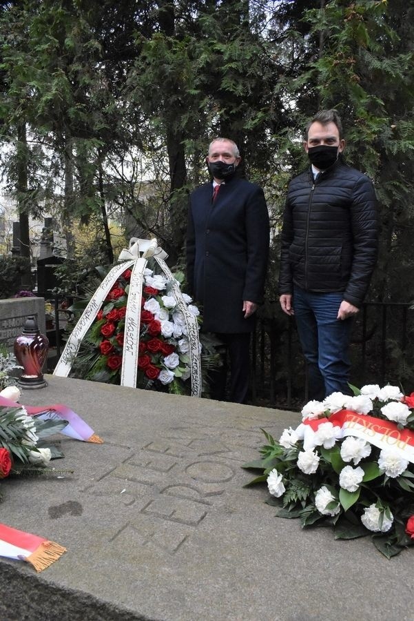 95 lat od śmierci Żeromskiego. Skromne spotkanie na warszawskim cmentarzu z udziałem delegacji z Masłowa [ZDJĘCIA]