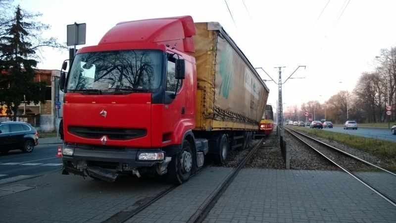 Tir zablokował torowisko na al. Włókniarzy [ZDJĘCIA]