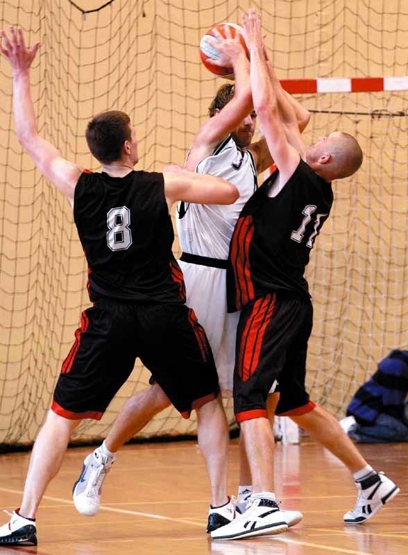 Białostoccy koszykarze (czarne stroje) muszą wspiąć się na wyżyny swoich umiejętności, by zatrzymać Zastal Zielona Góra