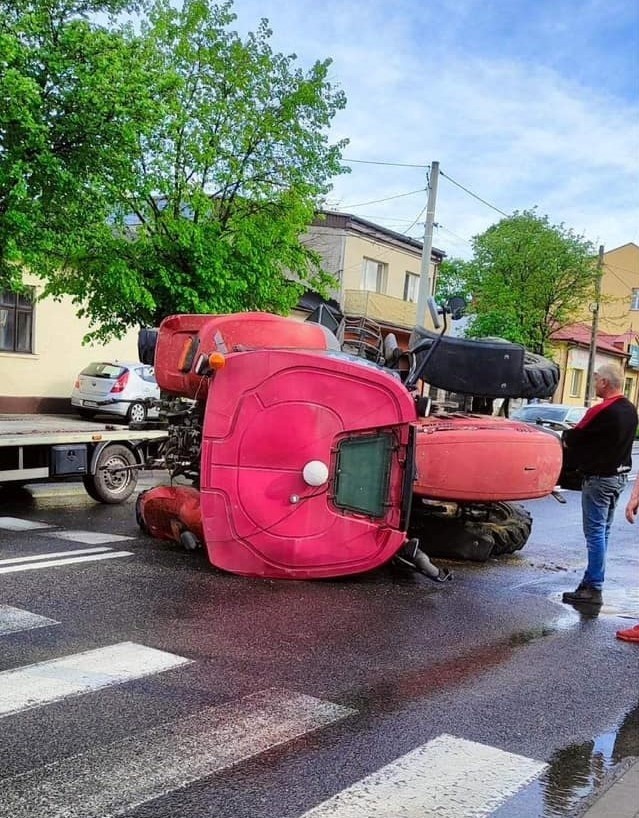 Ciągnik rolniczy przewrócił się na drodze krajowej w...