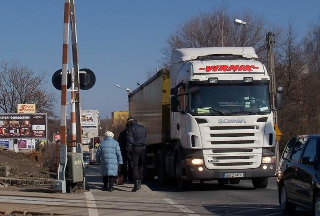 Przez przejazd na ul. Grodkowskiej w Nysie samochody często jadą długim sznurem, więc kiedy dróżnik zaczyna zamykać rogatki, kierowcom trudno w porę się zatrzymać.