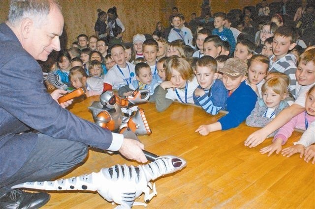 Wykładowcą na uniwersytetach dziecięcych jest m.in. Wiktor Niedziecki, znany z telewizyjnego Laboratorium. (fot. Jarosław Staśkiewicz)