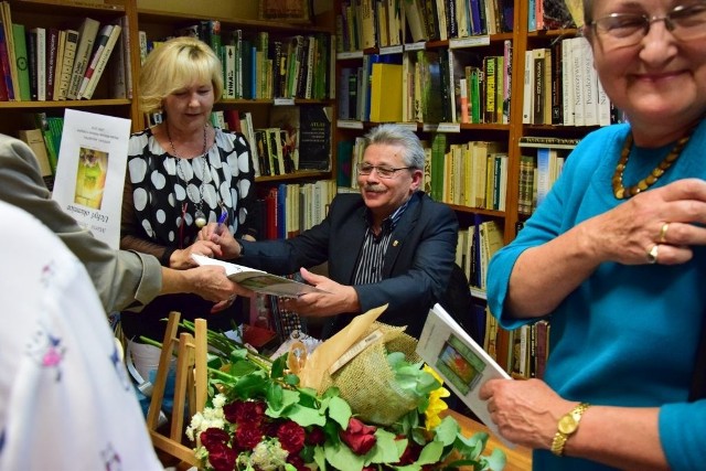 W mogileńskiej bibliotece odbyło się spotkanie autorskie z Marią i Tadeuszem Szymańskimi. Państwo Szymańscy wspólnie podzielili się swoją twórczością po raz pierwszy. Pani Maria jest emerytowaną nauczycielką i malarką. Ma za sobą wystawy indywidualne i zbiorowe. Pan Tadeusz jest naczelnikiem wydziału w mogileńskim starostwie. Po godzinach pisze wiersze. Część z nich znalazła się w tomiku wydanym właśnie przez Mogileńskie Towarzystwo Kultury. Prace pani Marii można oglądać w holu biblioteki mogileńskiej. Wspólny tytuł wystawy malarskiej oraz tomiku to "Uchyl okiennice".