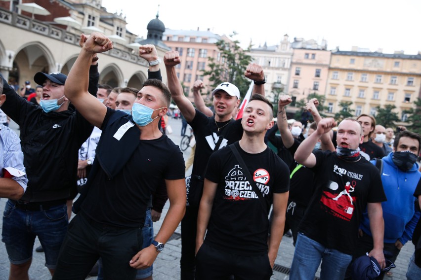 Kraków. Na Rynku manifestowali zwolennicy i przeciwnicy LGBT [ZDJĘCIA]