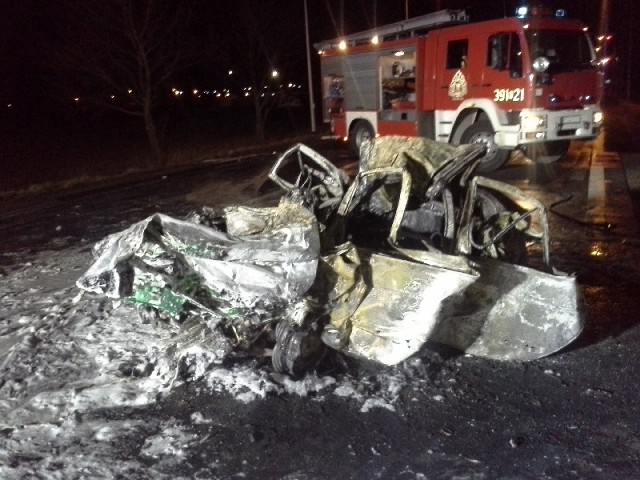 Do tragicznego wypadku doszło koło Słubic. Samochód został doszczętnie spalony.