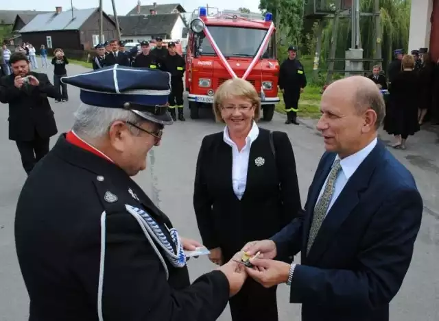 Prezes Ochotniczej Straży Pożarnej Suchorzów Eugeniusz Durda (z lewej) odbiera kluczyki do wozu bojowego od starosty tarnobrzeskiego Wacława Wróbla.