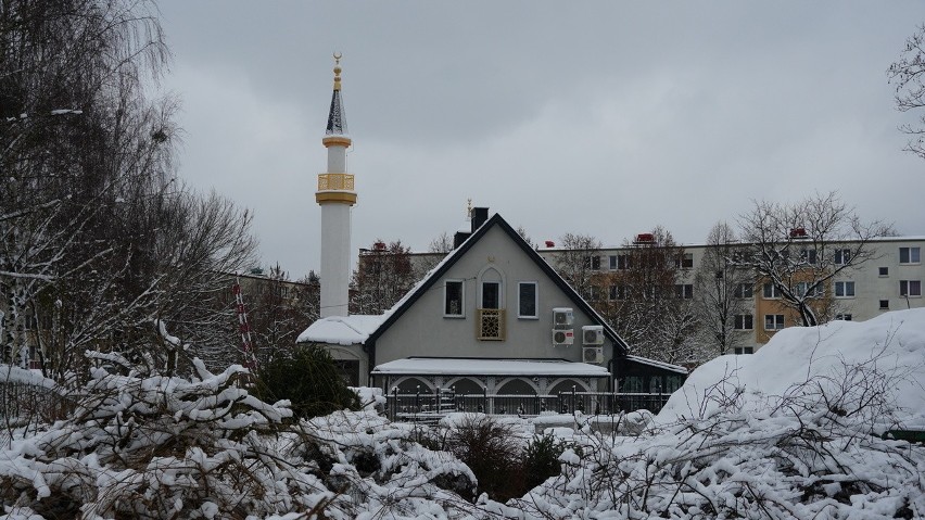 Dom Kultury Muzułmańskiej ma teraz minaret. Meczet w Białymstoku w zimowej scenerii (wideo, zdjęcia)