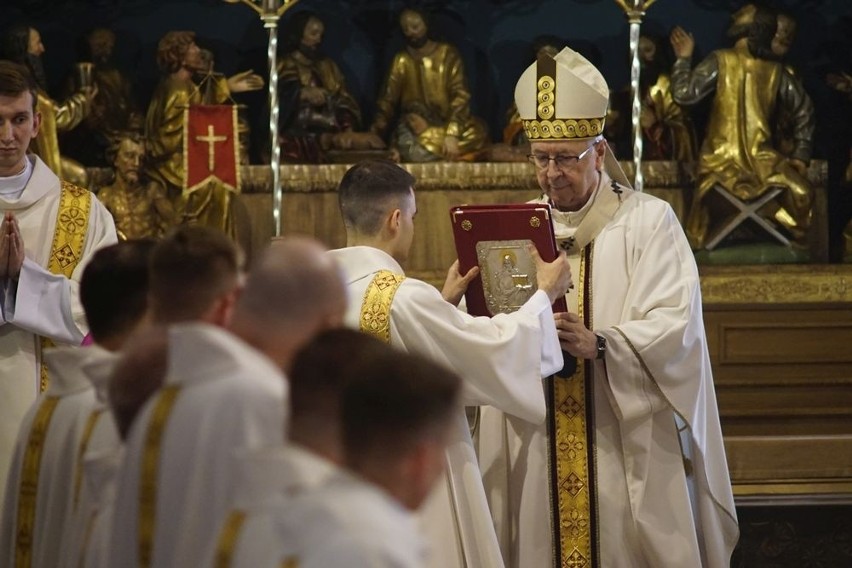 W Poznaniu święcenia kapłańskie przyjęło ośmiu diakonów