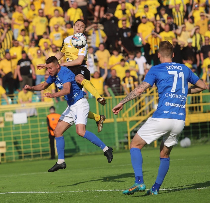 W czasie meczu GKS Katowice - Ruch Chorzów emocje na murawie...