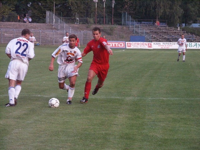 Józef Żymańczyk (przy piłce) był najlepszym zawodnikiem sobotniego meczu Odry Unii z Carbo Gliwice.