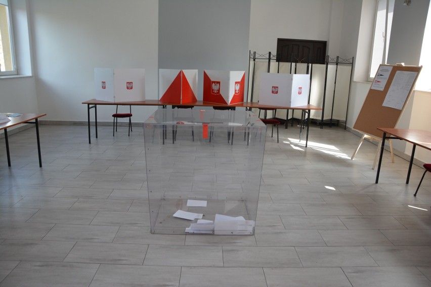 Referendum w Łopusznie. Mieszkańcy głosowali nad odwołaniem wójt Ireny Marcisz i rady gminy [FOTO, FILM]