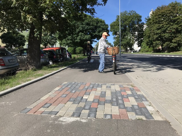 Rowerzyści, czekaliście? Puzzel na ścieżce rowerowej też czeka. Na naprawę