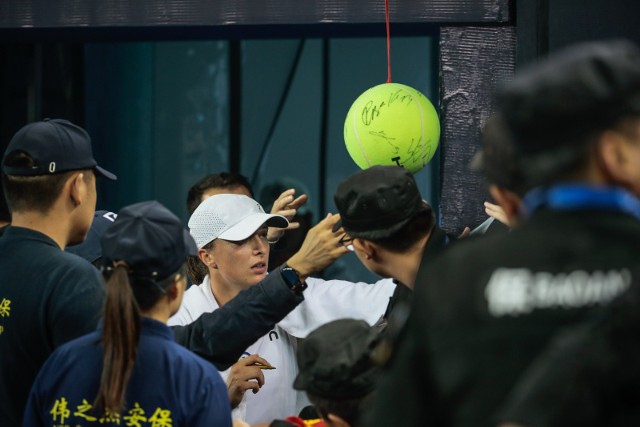 Iga Świątek w Pekinie cierpliwie rozdaje autografy chińskim fanom tenisa