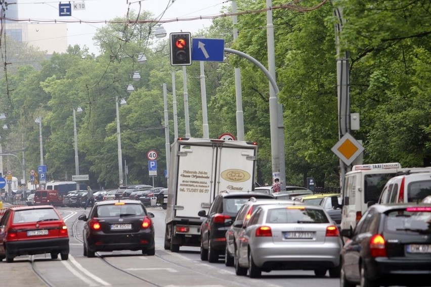 Wrocław: Po Podwalu jeździ tramwaj widmo i blokuje samochody (FILM, ZDJĘCIA)