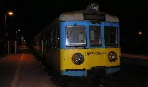 Pod kołami tego pociągu relacji Świnoujście - Szczecin zginął dziś 19-letni chłopak.