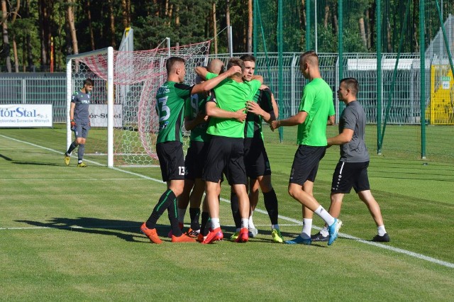 W środę pierwszego lipca Stal Stalowa Wola pokonała w meczu drugiej ligi Lecha II Poznań. Sprawdź, kto najbardziej się według nas wyróżnił i jakie daliśmy zielono-czarnym oceny za to spotkanie w skali 1-10!