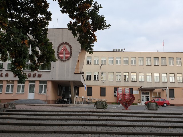 Prokuratura w Aleksandrowie Kujawskim sprawdzi, czy radny przywłaszczył firmowe mienie i podrabiał dokumenty.