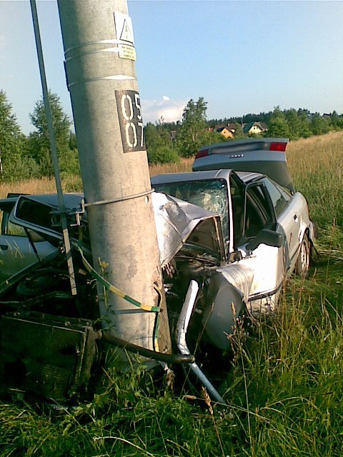 Kierowca tego audi cudem wyszedł cało z wypadku.