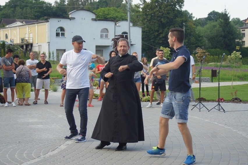 Mieszkańcy Mszany pożegnali pielgrzymów z Włoch