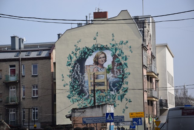 Mural przedstawiający Krystynę Bochenek w centrum Katowic