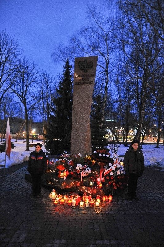 Żołnierze Wyklęci. Kwiaty przed pomnikiem AK
